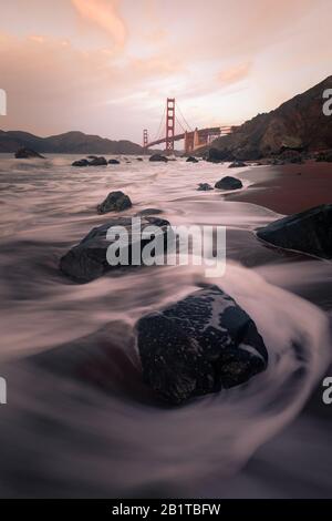 Blick von der Golden Gate Bridge am Marshall's Beach in San Francisco, Kalifornien, USA. Stockfoto