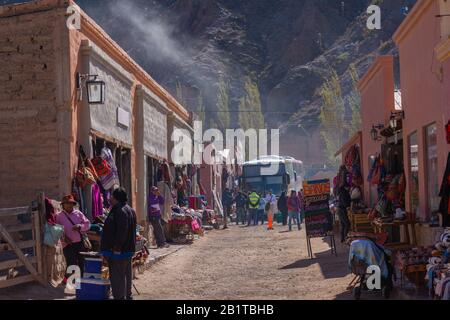 Wochenend-Markt in Purmamarca, Quebrada de Humahuaca, UNESCO-Weltkulturerbe, Provinz Jujuy, NW Argentinien, Lateinamerika Stockfoto