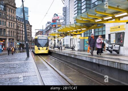 dh Exchange Square MANCHESTER ENGLAND Straßenbahnhaltestelle Metrolink in großbritannien Stockfoto