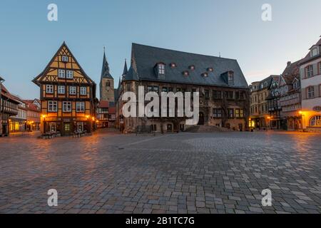 Rathausplatz von Quedlinburg, Deutschland am frühen Morgen Stockfoto