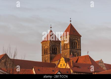 Die Kirche St. Servatii auf dem Burgberg in Quedlinburg in goldener Morgensonne Stockfoto