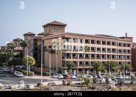 Santa Cruz De Tena, Spanien. Februar 2020. Zum Themen-Service-Bericht vom 27. Februar 2020: Das unter Quarantäne gestellte Hotel auf Teneras war am Donnerstag noch abgeriegelt - wer hier länger als geplant bleiben muss, muss aber nicht selbst für die obligatorische Verlängerung seines Urlaubs aufkommen. Kredit: Arturo Rodriguez / dpa / dpa-tmn / dpa / Alamy Live News Stockfoto