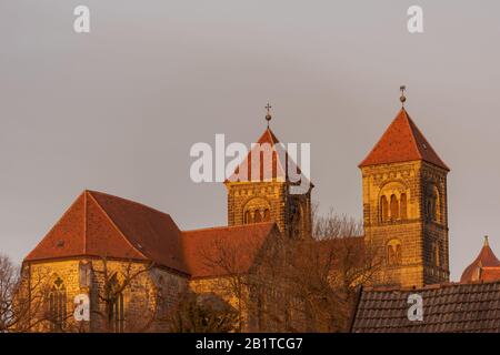 Die Kirche St. Servatii auf dem Burgberg in Quedlinburg in goldener Morgensonne Stockfoto