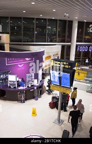 Dh Terminal 1 MANCHESTER AIRPORT ENGLAND Abflugslounge Passagiere im Abflugbereich t1 Flight Board Stockfoto