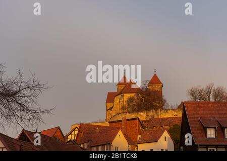 Die Kirche St. Servatii auf dem Burgberg in Quedlinburg in goldener Morgensonne Stockfoto