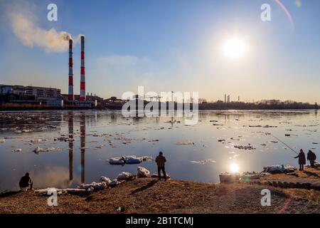 Die Menschen fangen an der Flussküste Fische gegen Kohlekraftwerk, Rauch von Rohren verschmutzte Stadtatmosphäre. Konzept der Öl-, Gas-, Emissionen in Wasserfarben Stockfoto