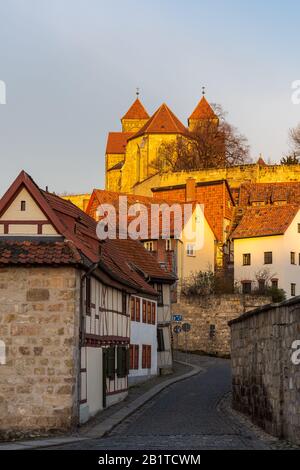 Die Kirche St. Servatii auf dem Burgberg in Quedlinburg in goldener Morgensonne Stockfoto