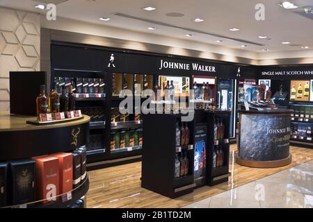 dh Vereinigte Arabische Emirate ABU DHABI FLUGHAFEN VAE Duty Free Johnny Walkers Whisky Display Shop Shopping Mall Stockfoto