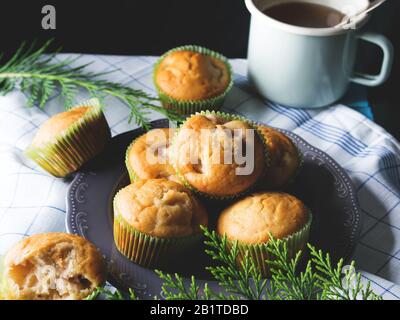 Köstliches veganes Dinkelmehl pfirschen apfelmuffins Stockfoto