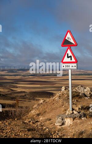 Wenn Sie den Camino de Santiago de Compostela von der Spitze des Alto de Moselares aus erreichen, sehen Sie die Landschaft der Meseta auf der Straße Stockfoto