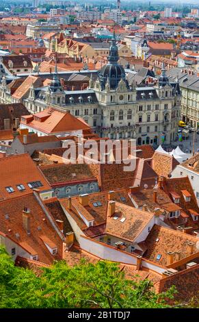 Dächer der Altstadt, Blick vom Schlossberg auf das Rathaus, in Graz, in der Styria, Österreich Stockfoto