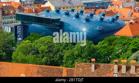 Blick vom Schlossberg auf das Kunsthaus, in Graz, in der Styria, Österreich Stockfoto