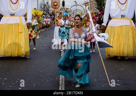 Tänzerinnen treten während des Karnevals auf.Karnevalsumzug in Ovar ist einer der bekanntesten Karnevale in Portugal, mit mehreren Enthüllern und Samba-Gruppen. Stockfoto