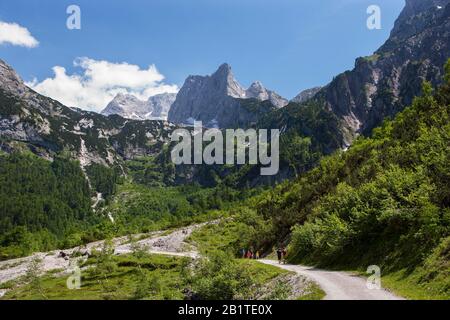 Dachsteinmassiv, Wanderweg zur Holzmeisteralm mit Dachstein, Hinterer Gosausee, Gosau, Salzkammergut, Oberösterreich, Österreich Stockfoto