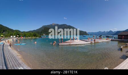 Lido mit Blick auf den Schafberg, Wolfgangsee, Sankt Gilgen, Salzkammergut, Land Salzburg, Österreich Stockfoto