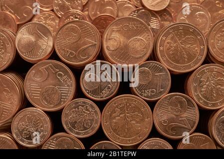 Stapel von Euro-Cent-Münzen. Stockfoto