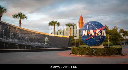 Eintritt zum Kennedy Space Center, Spaceport mit Nasa-Logo, in der hinteren Rakete, Cape Canaveral, Merritt Island, Florida Stockfoto