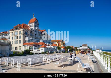 Hotel im Stil der Badeortarchitektur, Promenade, Ostseebad Kuehlungsborn, Mecklenburg-Vorpommern, Deutschland Stockfoto