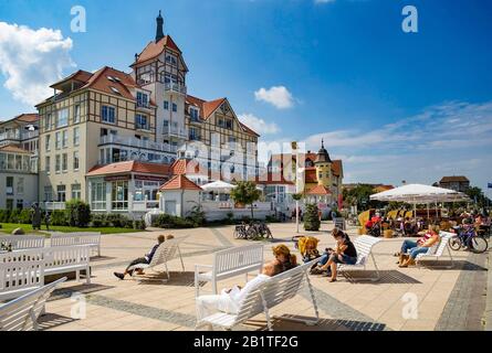 Hotel im Stil der Badeortarchitektur, Promenade, Ostseebad Kuehlungsborn, Mecklenburg-Vorpommern, Deutschland Stockfoto