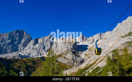 Dachsteinmassiv, Dachstein, Dachsteingletscher Seilbahn, Blick auf die Bergstation Hunerkogel, Ramsau, Styria, Österreich Stockfoto