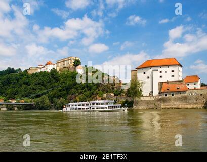 Ausflugsboot auf der Donau mit Blick auf die Festung Oberhaus, Passau, Bayern, Deutschland Stockfoto