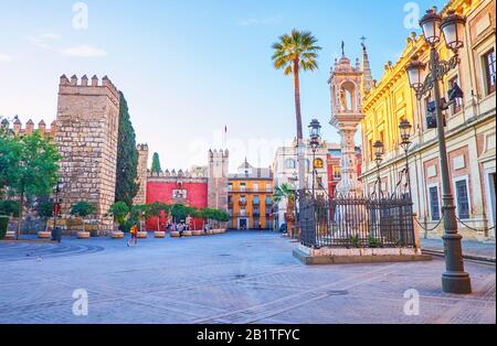 Sevilla, SPANIEN - 1. OKTOBER 2019: Die schöne, mittelalterliche Architektur der Altstadt von Sevilla ist das wichtigste touristische Wahrzeichen der Stadt, am 1. Oktober in Sevilla Stockfoto