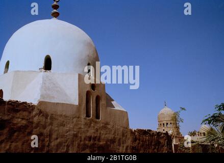 Reisefotografie - Mausoleum in der Stadt der Toten die Qarafa im historischen islamischen Kairo in Ägypten in Nordafrika. Wanderlust Stockfoto