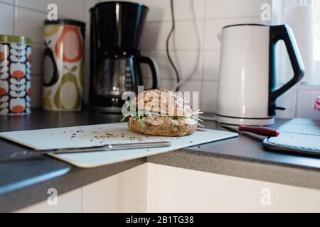 Hausgemachtes Thunfisch-Sandwich auf einem Schneidebrett zu Hause in der Küche Stockfoto