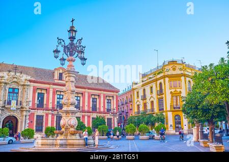 Sevilla, SPANIEN - 1. OKTOBER 2019: Die Plaza Virgen de los Reyes mit ihrem berühmten Straßenlicht in der Umgebung erstaunlicher historischer Herrenhäuser am Oktober Stockfoto