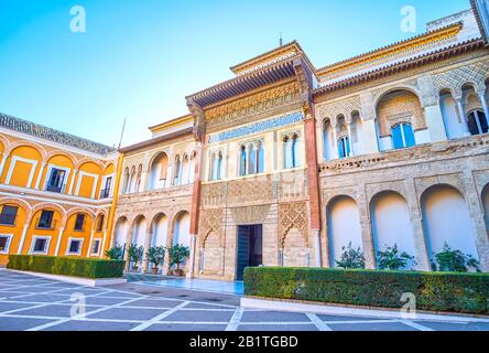 Sevilla, SPANIEN - 1. OKTOBER 2019: Der Palast Pedro I ist eines der bedeutendsten Wahrzeichen des Königlichen Alcazar-Komplexes mit erstaunlichen Fassadendekorationen in Mudej Stockfoto