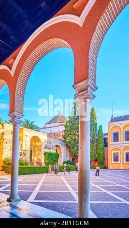 Sevilla, SPANIEN - 1. OKTOBER 2019: Die malerische Aussicht auf die Terrasse von Monteria des königlichen Alcazar-Palastes, die Arkaden des König-Pedro-Palastes, am Okt Stockfoto