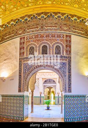 Sevilla, SPANIEN - 1. OKTOBER 2019: Der Palast von König Pedro ist das Hauptgebäude des Alcazar-Komplexes mit Verzierungen im Mudschahar-Stil mit geometrischen Mustern Stockfoto