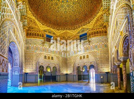 Sevilla, SPANIEN - 1. OKTOBER 2019: Die Botschafterhalle ist einer der schönsten Orte im Palast von König Pedro I. mit vielen geometrischen Lakterien Stockfoto