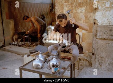 Straßenfotografie - Artisaner Metallarbeiter in der Stadt der Toten die Qarafa im historischen islamischen Kairo in Ägypten in Nordafrika. Lifestyle-Beruf Stockfoto