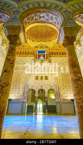 Sevilla, SPANIEN - 1. OKTOBER 2019: Die Marmorsäulen des gewölbten Eingangs zum Salon de los Embajadores (Botschafterhalle) im Palast von König Pedro in Stockfoto