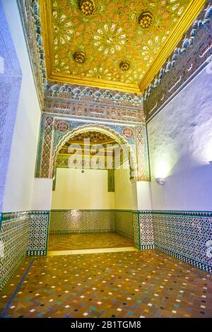 Sevilla, SPANIEN - 1. OKTOBER 2019: Der beeindruckende Palast im Mudejar-Stil mit farbenfrohen glasierten Kacheln und prächtigen, geschnitzten Sebka und Putz Stockfoto