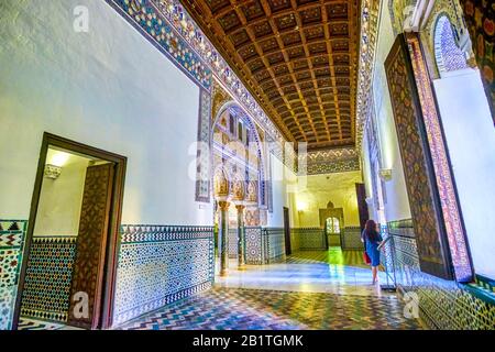 Sevilla, SPANIEN - 1. OKTOBER 2019: Die große Sala de los Infantes (Kinderzimmer) ist Nachbarn mit dem Thronsaal, dem Salon de los Embajadores Stockfoto