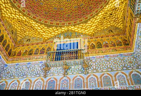 Sevilla, SPANIEN - 1. OKTOBER 2019: Der kleine Balkon unter der Kuppel der Botschafterhalle im King Pedro Palace von Alcazar Complex, am 1. Oktober in Sevill Stockfoto