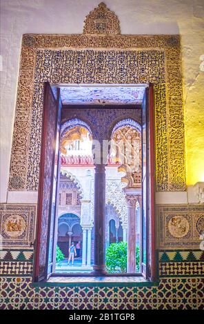 Sevilla, SPANIEN - 1. OKTOBER 2019: Die faszinierenden, im arabischen Stil geschnitzten Tracerien auf den Fensterrahmen des König-Pedro-Palastes im Alcazar-Komplex auf October Stockfoto