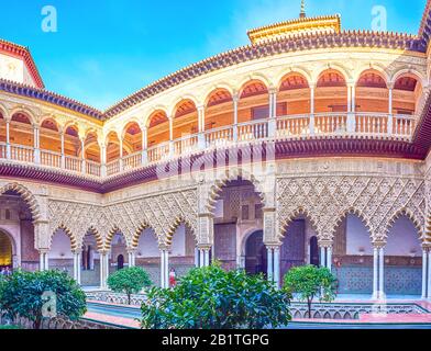 Sevilla, SPANIEN - 1. OKTOBER 2019: Patio de las Doncellas mit schönen Arkaden im mudejar-stil geschnitzte Dekorationen ist einer der bemerkenswertesten Landmars Stockfoto