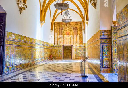 Sevilla, SPANIEN - 1. OKTOBER 2019: Sala de las Bovedas ist ein großer Saal im Palast von König Pedro, der an den Jardin de la Danza angrenzt, am 1. Oktober in Sevil Stockfoto