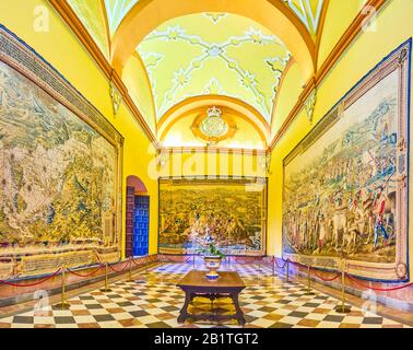 Sevilla, SPANIEN - 1. OKTOBER 2019: Der Salon de los Tapices ist der große Saal mit riesigen flämischen Wandteppichen zu den themen conques Tunesiens in König Pedro Stockfoto