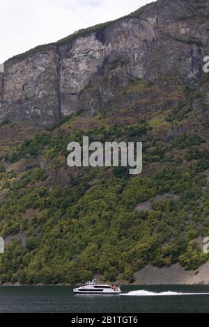 Undredal, NORWEGEN - Bootstour mit Fähren auf dem Aurlandsfjorden, einem Fjord im Vestland County. Stockfoto