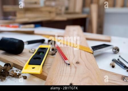 Nahaufnahme von Holzspänen auf der Tischlerbank. Holzbearbeitung und Handwerkskunst im Heimwerkerwerk. Stockfoto