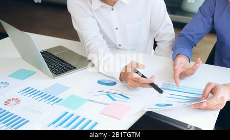 Junge startup Unternehmer Teamarbeit Brainstorming das neue Projekt Investitionen zu diskutieren. Stockfoto