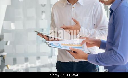 Junge startup Unternehmer Teamarbeit Brainstorming das neue Projekt Investitionen zu diskutieren. Stockfoto