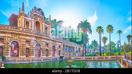 Sevilla, SPANIEN - 1. OKTOBER 2019: Panoramaaussicht auf Galería de Grutesco (Groteske Gallery) am Merkurteich in den Royal Alcazar Gardens, auf Stockfoto