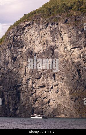 Undredal, NORWEGEN - Bootstour mit Fähren auf dem Aurlandsfjorden, einem Fjord im Vestland County. Stockfoto