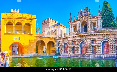Sevilla, SPANIEN - 1. OKTOBER 2019: Erstaunliche Groteske Galerie mit Galerie und Balkon des Alcazar-Palastes umgeben den Merkurteich mit kleinen Gießerteichen Stockfoto