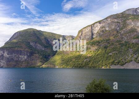 Undredal, NORWEGEN - Zwei Kajaks am Aurlandsfjod-Fjoden-Fjord. Stockfoto